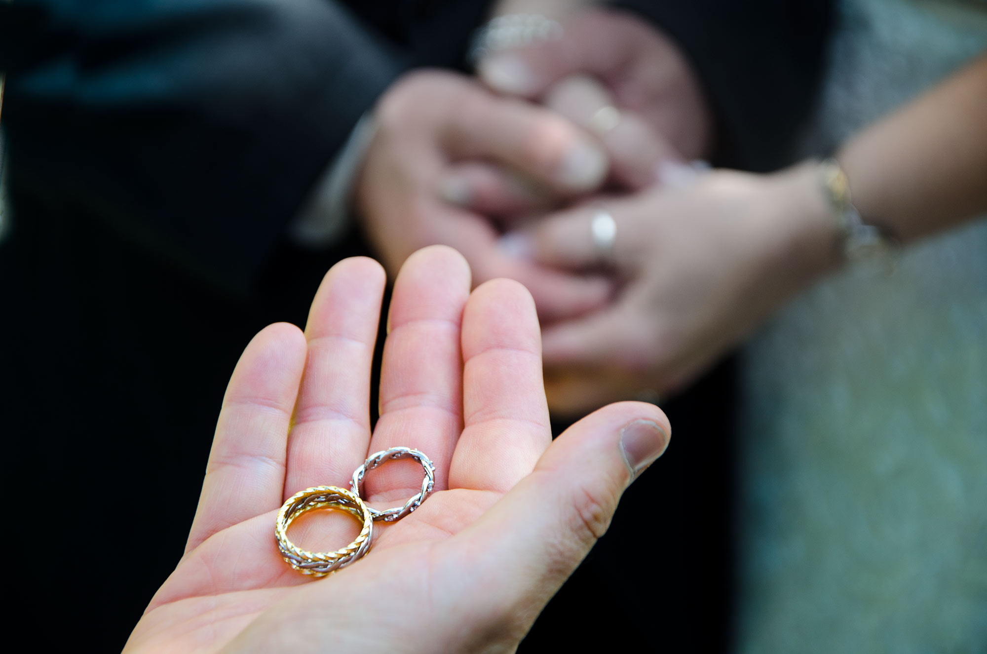 На какой руке носят армяне обручальное кольцо. Свадебные кольца. Свадебные кольца на руках. Свадебные кольца на пальцах. Кольцо на палец свадьба.